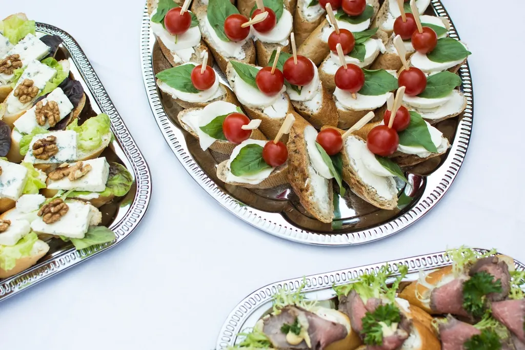 Plateaux de canapés à la tomate et à la viande