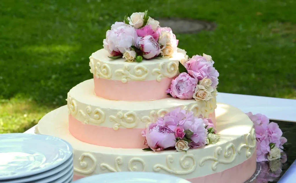 Pièce montée décorée de pivoines, en extérieur