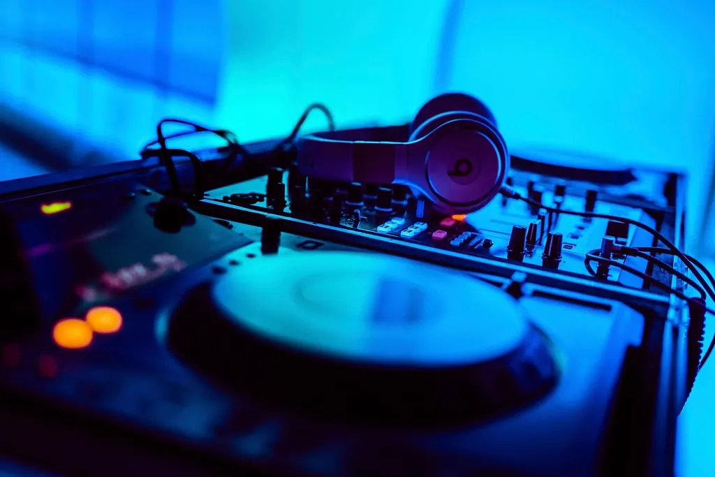 Casque posé sur une table de mixage