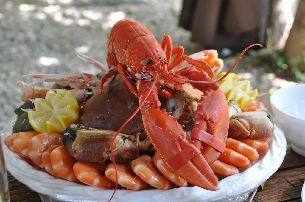 Plateau de fruits de mer avec homard et crevettes